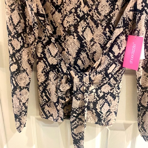 Shoe dazzle new with tags animal print type blouse with Ty front. Size M/NWT - Picture 5 of 9
